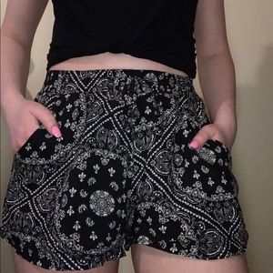 SHORT BLACK AMD WHITE PAISLEY PRINT SHORTS